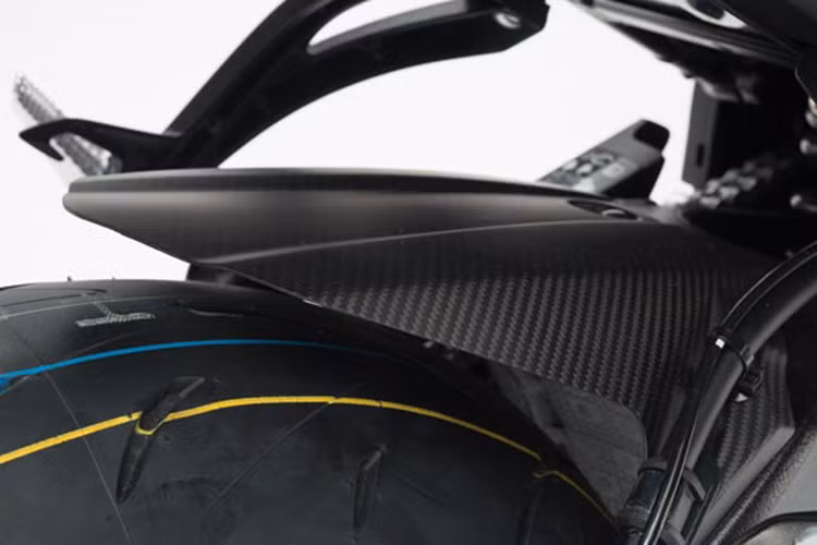 Bản màu đỏ – đen có má phanh màu đỏ cùng các chi tiết màu trắng trên thân xe tạo điểm nhấn. Sợi carbon được dử dụng cho dè chắn bùn phía sau và lốc máy. Ngoài ra các phụ kiện đi lèm cũng khiến nó bắt mắt hơn.