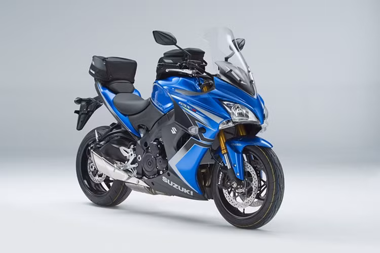 Suzuki GSX-S1000F Tour Edition được trang bị thêm túi dựng đồ dung tích chứa 15 lít và 12 lít ở đuôi xe, tay lái tích hợp tính năng sưởi ấm và màn hình điều khiển trung tâm được bố trí cao hơn. Một số chi tiết ở phần đầu với kính chắn gió lớn, đèn pha được thiết kế lại.
