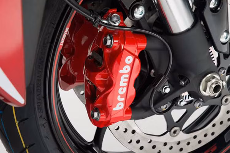 Đi kèm là các trang bị kẹp phanh thương hiệu Brembo, phiên bản xanh MotoGP sẽ có thêm một số chi tiết trên thân xe và la zăng màu dạ quang.