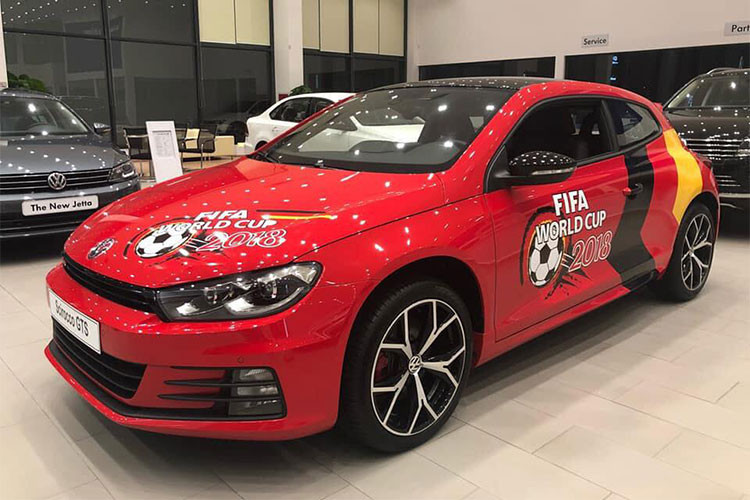 Volkswagen Scirocco GTS mới có kích thước tổng thể 4.256 x 1.810 x 1.406 mm (dài x rộng x cao) và trọng lượng 1.369 kg. So với các phiên bản thường, chiếc xe nổi bật hơn với bộ mâm đúc 5 cánh chữ Y mang tên gọi Norwich với đường kính 18 inch, hệ thống phanh với heo sơn màu đỏ nổi bật và logo GTS trên lưới tản nhiệt.