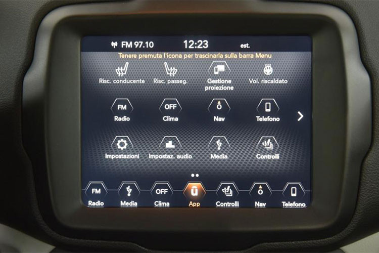 Ngoài ra, Jeep Renegade 2019 cũng vẫn tiếp tục được trang bị bộ điều khiển khóa vi sai trước, sau và thanh cân bằng cùng 4 nút phụ trợ trống để người sử dụng có thể kết nối các thiết bị điện tử riêng của mình.