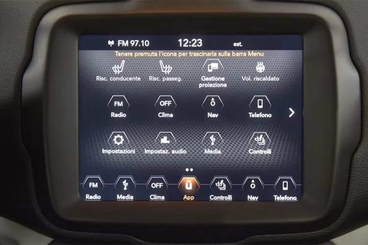 Ngoài ra, Jeep Renegade 2019 cũng vẫn tiếp tục được trang bị bộ điều khiển khóa vi sai trước, sau và thanh cân bằng cùng 4 nút phụ trợ trống để người sử dụng có thể kết nối các thiết bị điện tử riêng của mình.