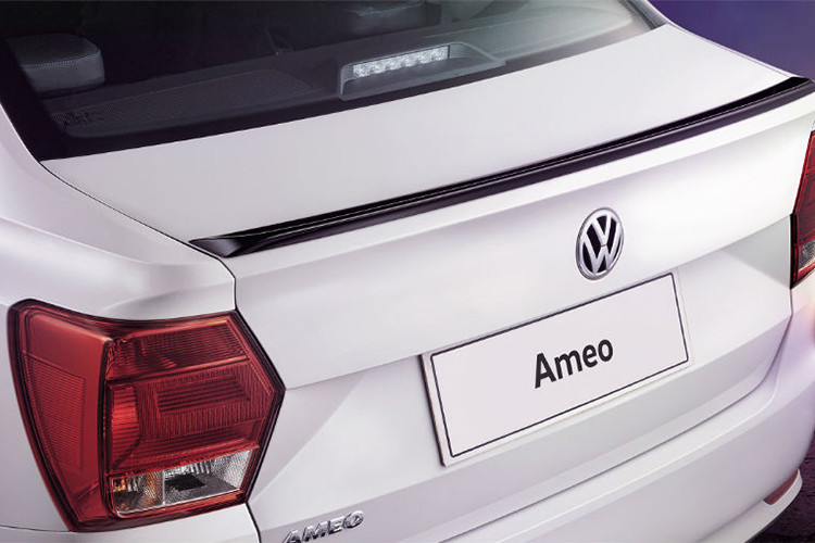 So với các phiên bản Ameo thường, Ameo Pace mới sở hữu một số chi tiết màu đen bóng ở ngoại thất như ốp gương và cánh đuôi dạng nẹp phía sau.