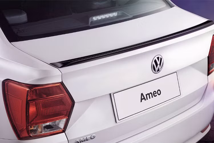 So với các phiên bản Ameo thường, Ameo Pace mới sở hữu một số chi tiết màu đen bóng ở ngoại thất như ốp gương và cánh đuôi dạng nẹp phía sau.