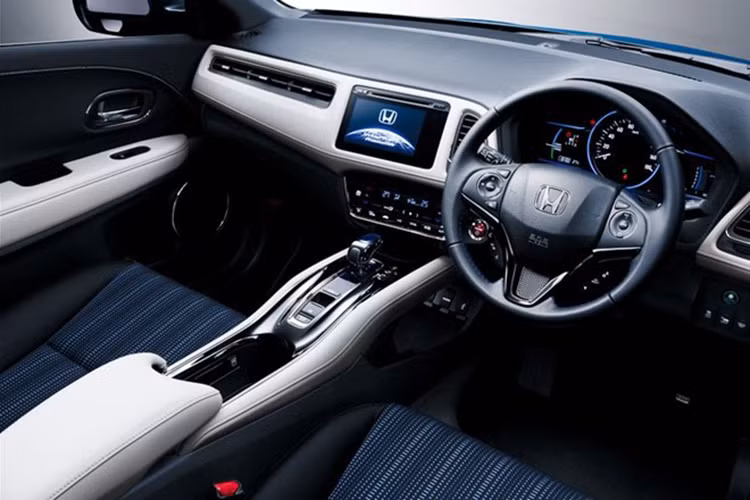 Trong khi đó, ở nội thất, ghế da và vô lăng được điểm xuyến bằng những đường chỉ khâu màu xanh dương rất nổi bật. Vô lăng 3 chấu mạnh mẽ và ấn tượng hơn, đặc biệt là việc màn hình lcd cỡ lớn đã được trang bị.