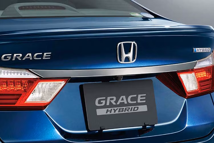 Ngoài ra, về thiết kế tổng thể xe không có nhiều thay đổi. Thân xe sở hữu những đường gân vuốt kéo dài tạo hiệu ứng bắt mắt, đuôi xe lớn tạo cảm giác chắc chắn cho bố cục, thanh nẹp mạ cờ-rôm ngang cốp và ăng-ten "vây cá mập" giúp chiếc xe trông khoẻ khoắn và thể thao.