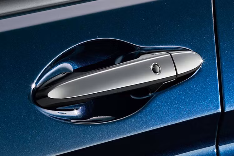 Một số thay đổi nhoe ở ngoại thất nhe như lưới tản nhiệt, tay nắm cửa và khung lắp biển số được mạ crôm tối màu. Bộ mâm đúc thiết kế 5 cánh xoắn với 2 tông màu nhôm phay xước và đen đem tới cho City vẻ đẹp độc đáo, cao cấp và thể thao hơn.