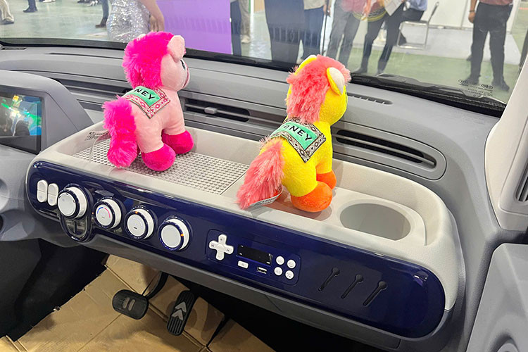 Về sức mạnh và pin, Bestune Xiaoma được trang bị động cơ điện công suất 27 mã lực, mô-men xoắn 85 Nm, dẫn động cầu sau. Xe sử dụng pin lithium-ion với dung lượng pin 13,9 kWh (cho quãng đường ~170 km), sạc đầy trong khoảng 6,5 đến 9 giờ.