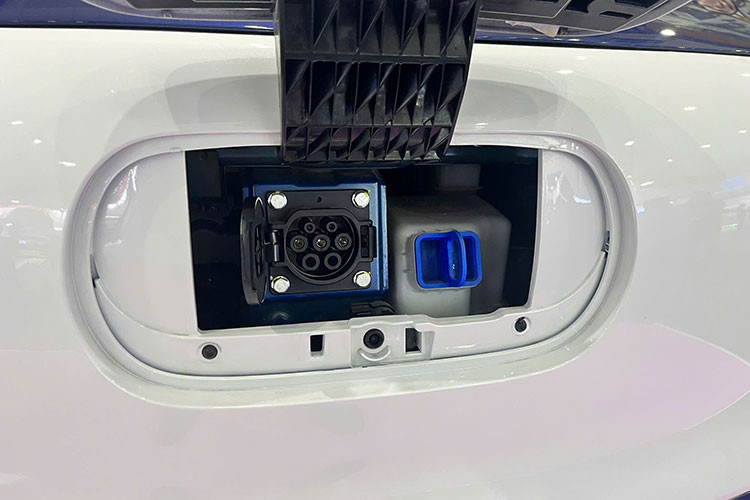 Trong phân khúc xe mini điện đô thị tại Việt Nam hiện nay, Bestune Xiaoma nổi lên với ưu điểm mang phong cách dễ thương, tròn trịa. Xe sở hữu cân nặng khoảng 685 – 715 kg và có trọng tải tối đa lên đến 1.000 – 1.015 kg.