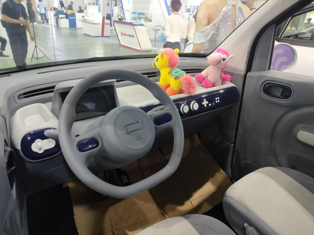 Bên trong khoang nội thất, Xiaoma có sức chứa bốn chỗ ngồi và một túi khí cho người lái. Xe được trang bị bảng đồng hồ LCD 7 inch, vô lăng hai chấu đáy phẳng, ghế giả da, cổng sạc type-C cho các thiết bị di động...