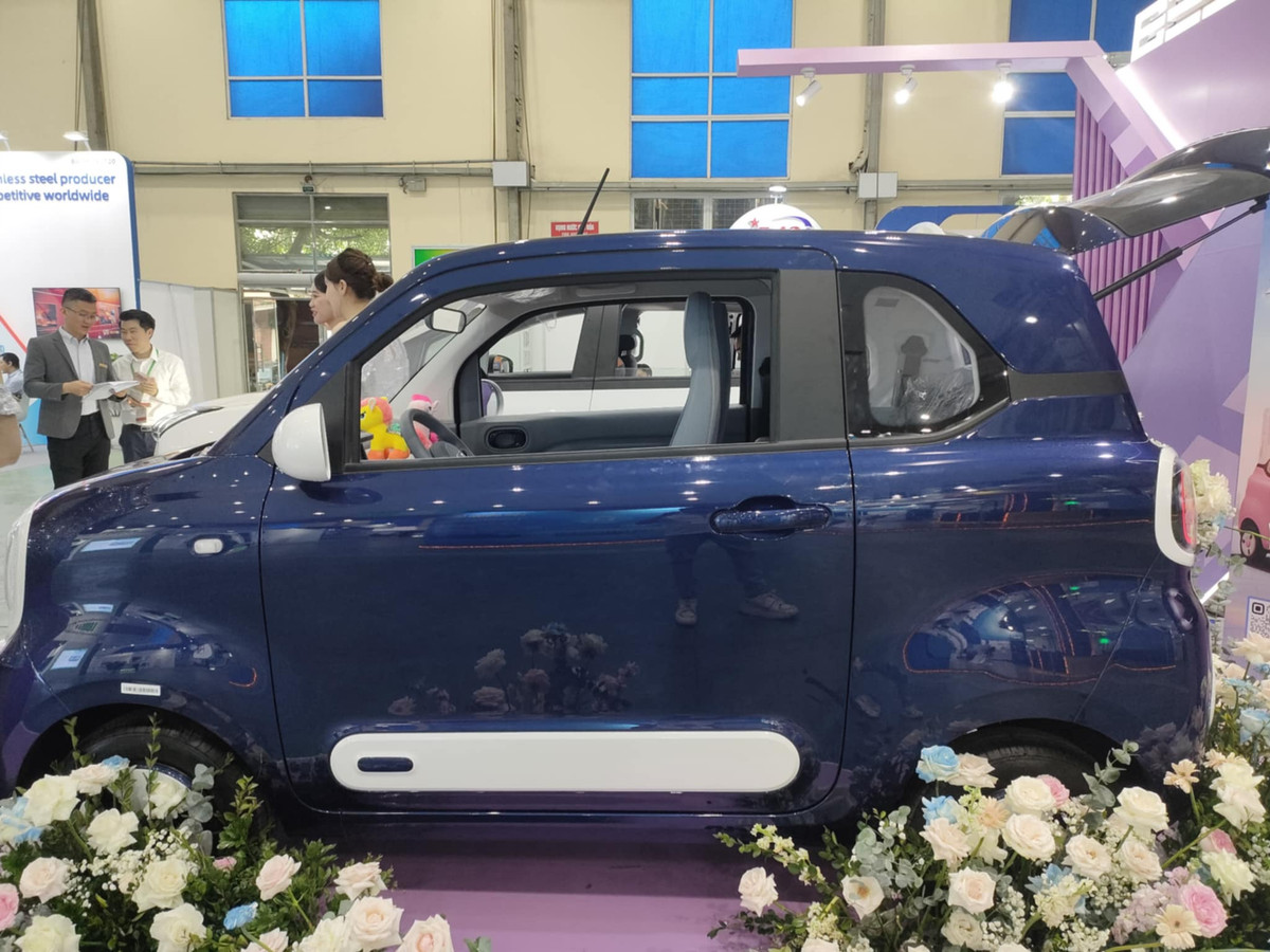 Về ngoại hình, mẫu xe mini điện Bestune Xiaoma thuộc phân khúc đô thị hai cửa cỡ nhỏ với kích thước 3000/1510/1630 mm và chiều dài cơ sở 1953 mm. So với Wuling Hongguang Mini EV, Xiaoma dài hơn 83 mm, rộng hơn 17 mm và cao hơn 9 mm.