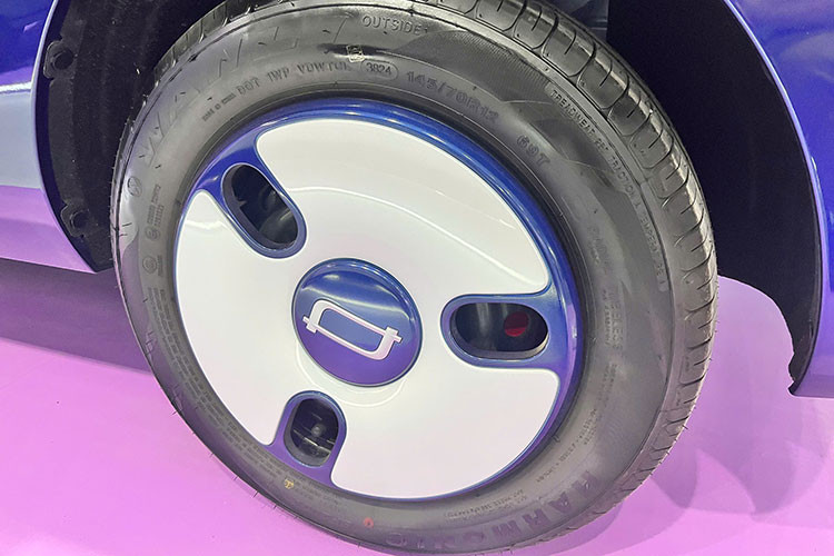 Thiết kế của Xiaoma thể hiện tỷ lệ hình hộp ấn tượng, với đèn pha và đèn hậu hình chữ nhật. Logo Bestune che phủ cổng sạc trước xe. Mẫu xe mới còn áp dụng thiết kế thân xe hai màu, với cả hai vành bánh xe nhô ra ngoài. Mẫu sedan của Bestune còn được trang bị bánh xe có khả năng cản gió thấp.