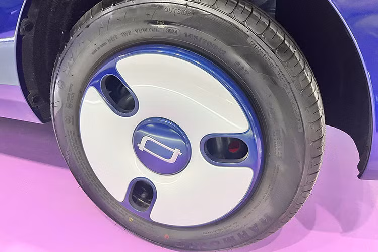 Thiết kế của Xiaoma thể hiện tỷ lệ hình hộp ấn tượng, với đèn pha và đèn hậu hình chữ nhật. Logo Bestune che phủ cổng sạc trước xe. Mẫu xe mới còn áp dụng thiết kế thân xe hai màu, với cả hai vành bánh xe nhô ra ngoài. Mẫu sedan của Bestune còn được trang bị bánh xe có khả năng cản gió thấp.