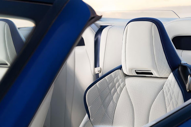 Hệ thống điều hòa không khí Lexus Climate Concierge giúp quản lý nhiệt độ không khí ở vô lăng, ghế ngồi và ở cổ người lái giúp nhiệt độ bên trong khoang lái luôn ở điều kiện lý tưởng dù xe đang mở hay đóng mui.