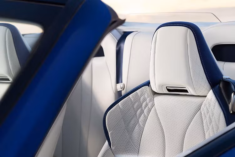 Hệ thống điều hòa không khí Lexus Climate Concierge giúp quản lý nhiệt độ không khí ở vô lăng, ghế ngồi và ở cổ người lái giúp nhiệt độ bên trong khoang lái luôn ở điều kiện lý tưởng dù xe đang mở hay đóng mui.