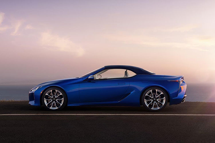 Đặc biệt, mui xe của Lexus LC 500 Convertible mới được “cất giấu” gọn gàng ở một khoang đặc biệt phía sau hàng ghế sau. Khác với những mẫu mui trần trước đây của thương hiệu xe sang Lexus thường có mui xếp cứng, LC 500 Convertible được trang bị bộ mui xếp bằng vải bạt mềm, giúp giảm đáng kể trọng lượng của xe.