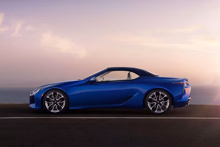 Đặc biệt, mui xe của Lexus LC 500 Convertible mới được “cất giấu” gọn gàng ở một khoang đặc biệt phía sau hàng ghế sau. Khác với những mẫu mui trần trước đây của thương hiệu xe sang Lexus thường có mui xếp cứng, LC 500 Convertible được trang bị bộ mui xếp bằng vải bạt mềm, giúp giảm đáng kể trọng lượng của xe.