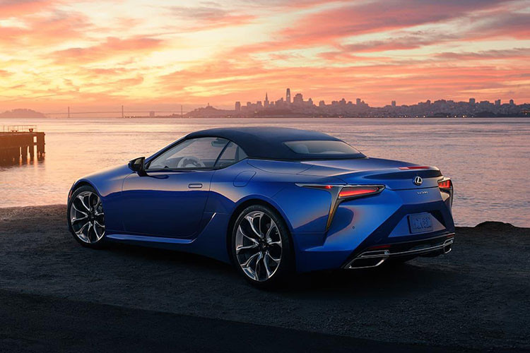 Mui xe này chỉ mất 15 giây để mở ra hoặc 16 giây để gập lại khi xe di chuyển ở tốc độ lên đến 50 km/h. Bên cạnh đó, hãng xe Nhật Bản cũng điều chỉnh hệ thống điều hòa không khí HVAC nhằm duy trì mức nhiệt độ phù hợp trong cabin khi mui xe đóng vào hoặc mở ra. 