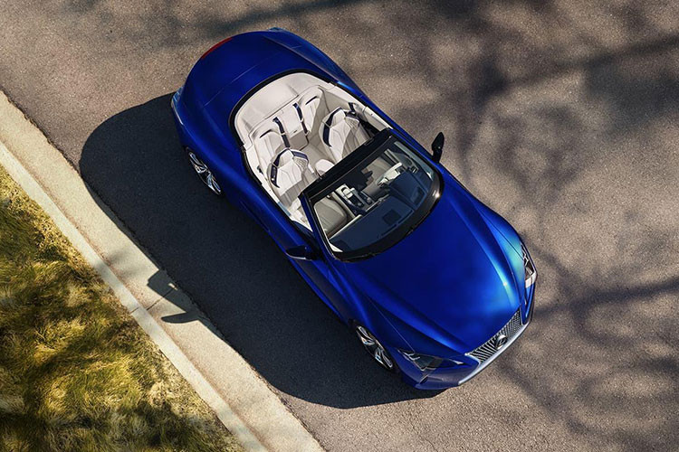 Đáng chú ý hơn, dù là xe mui trần nhưng Lexus LC 500 Convertible lại có khả năng cách âm tốt nhờ kính chắn gió làm bằng chất liệu polycarbonate và hệ thống lọc âm chủ động. Nút bấm điều khiển mui xe được Lexus bố trí ở bên dưới bệ tỳ tay của người lái.