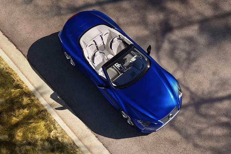 Đáng chú ý hơn, dù là xe mui trần nhưng Lexus LC 500 Convertible lại có khả năng cách âm tốt nhờ kính chắn gió làm bằng chất liệu polycarbonate và hệ thống lọc âm chủ động. Nút bấm điều khiển mui xe được Lexus bố trí ở bên dưới bệ tỳ tay của người lái.