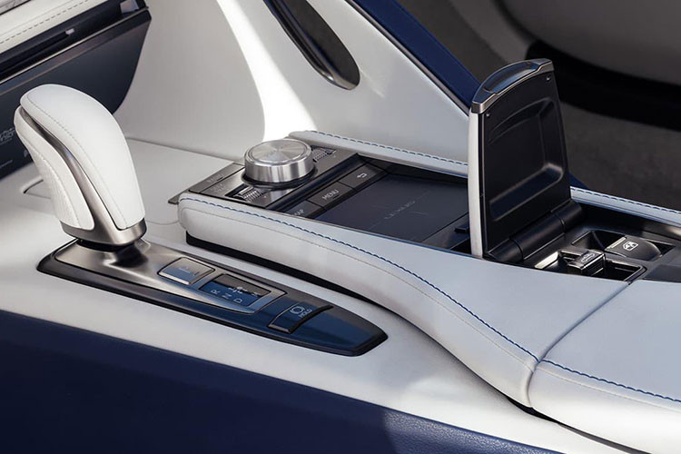 Sức mạnh của Lexus LC 500 Convertible đến từ khối động cơ V8 4.0L, sản sinh công suất 470 mã lực tại tua máy 7.100 vòng/phút và mômen xoắn cực đại 540 Nm tại tua máy 4.800 vòng/phút. Toàn bộ sức mạnh này được truyền đến bánh sau qua hộp số tự động 10 cấp.