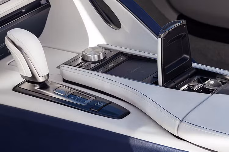 Sức mạnh của Lexus LC 500 Convertible đến từ khối động cơ V8 4.0L, sản sinh công suất 470 mã lực tại tua máy 7.100 vòng/phút và mômen xoắn cực đại 540 Nm tại tua máy 4.800 vòng/phút. Toàn bộ sức mạnh này được truyền đến bánh sau qua hộp số tự động 10 cấp.