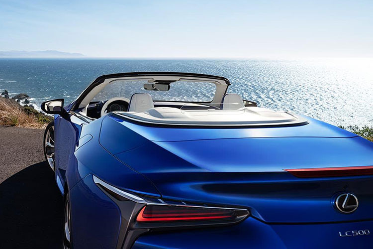 Ngoài ra, LC 500 Convertible còn được trang bị rất nhiều công nghệ an toàn tiêu chuẩn thuộc gói Lexus Safety System+, bao gồm các tính năng như đèn pha thông minh, cảnh báo chệch làn đường, cảnh báo va chạm trước và kiểm soát hành trình thích ứng. Xe cũng được trang bị hệ thống giám sát điểm mù và cảnh báo tình trạng giao thông phía sau.