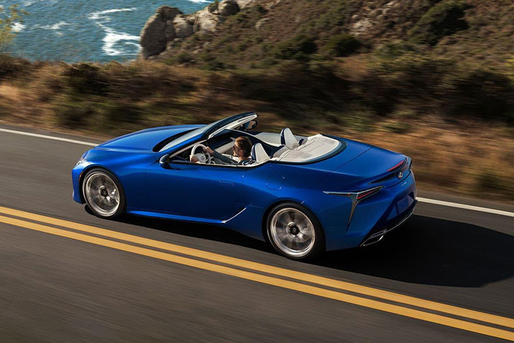 Đáng chú ý, LC 500 Convertible cũng được cung cấp phiên bản đặc biệt Inspiration Series với số lượng giới hạn chỉ 100 chiếc. Những chiếc xe này sẽ có ngoại thất màu xanh Structural Blue kết hợp với mui xe màu xanh và những đường viền ngoại thất màu đen. Trong khi đó, khoang cabin của xe lấy màu trắng làm tông chủ đạo và được bọc da semi-aniline cao cấp. 