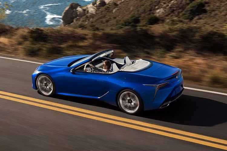 Đáng chú ý, LC 500 Convertible cũng được cung cấp phiên bản đặc biệt Inspiration Series với số lượng giới hạn chỉ 100 chiếc. Những chiếc xe này sẽ có ngoại thất màu xanh Structural Blue kết hợp với mui xe màu xanh và những đường viền ngoại thất màu đen. Trong khi đó, khoang cabin của xe lấy màu trắng làm tông chủ đạo và được bọc da semi-aniline cao cấp. 