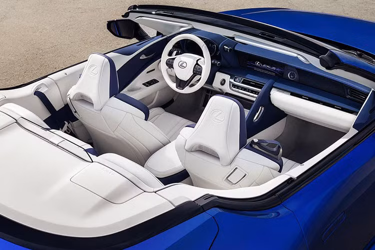 Bên trong khoang lái, nội thất chiếc LC 500 Convertible nổi bật với ghế và táp lô bọc da hai màu tương phản, bảng đồng hồ là màn hình màu TFT và bảng điều khiển tích hợp màn hình cảm ứng 10.3 inch tích hợp giao diện Remote Touch có thể kết nối Apple CarPlay và Android Auto.
