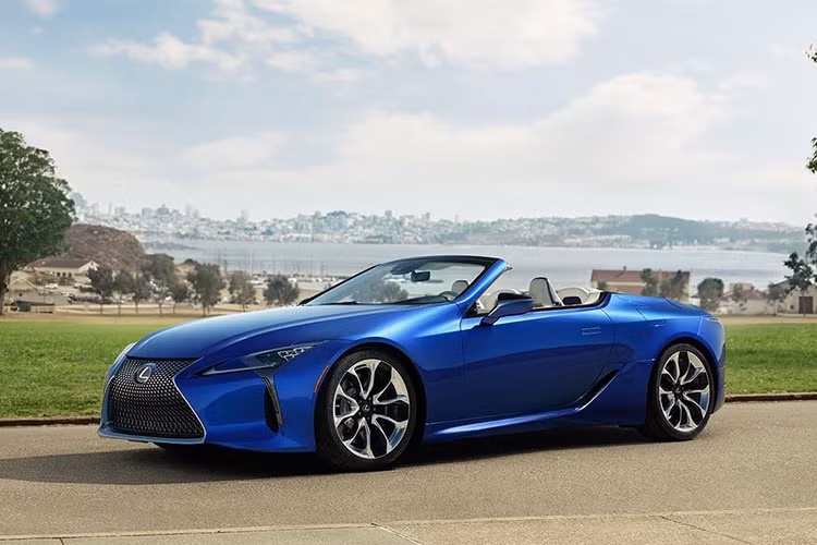 Về cơ bản, mẫu xe sang Lexus LC 500 Convertible 2021 mang thiết kế tương tự như bản coupe. Xe vẫn giữ tỷ lệ thể thao của dòng LC Coupe với thiết kế bắt mắt, phần đầu xe dài và thấp. Theo Lexus, mẫu xe này là “sự pha trộn của tất cả những đặc điểm tốt nhất của chiếc Coupe nguyên bản với thiết kế năng động của một chiếc xe mui trần”.