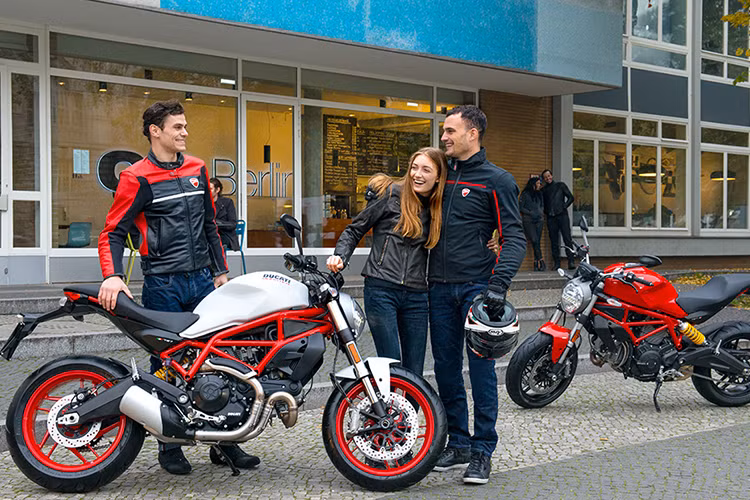 Vào ngày 04/05/2017 sắp tới, Ducati Monster 797 sẽ được giới thiệu tại Triển lãm Môtô – Xe Máy Việt Nam lần thứ 2, được tổ chức tại Trung tâm Hội chợ và Triển Lãm Sài Gòn (SECC), Quận 7, TP HCM. Nhiều khả năng Monster 797 sẽ là xe nhập khẩu từ Thái Lan và cho nhà phân phối chính hãng - Ducati Việt Nam đưa về.