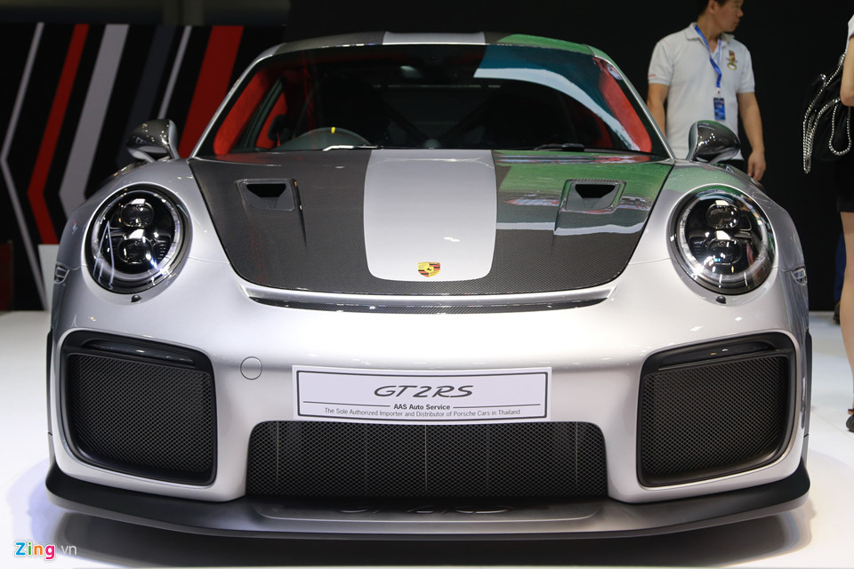 Thân xe có trọng lượng 1.470 kg sau khi đã nạp đầy nhiên liệu. Chất liệu sợi carbon CFR đặc biệt được sử dụng ở nắp ca-pô, ốp chắn bánh xe, thông gió vè bánh trước, vỏ ngoài gương chiếu hậu, bộ nạp khí ở phần hông sau và các bộ phận đuôi xe. Mui xe làm từ ma-giê, trong khi bộ ống xả được làm từ titanium.