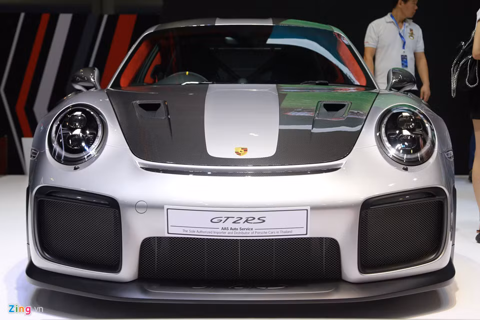 Thân xe có trọng lượng 1.470 kg sau khi đã nạp đầy nhiên liệu. Chất liệu sợi carbon CFR đặc biệt được sử dụng ở nắp ca-pô, ốp chắn bánh xe, thông gió vè bánh trước, vỏ ngoài gương chiếu hậu, bộ nạp khí ở phần hông sau và các bộ phận đuôi xe. Mui xe làm từ ma-giê, trong khi bộ ống xả được làm từ titanium.