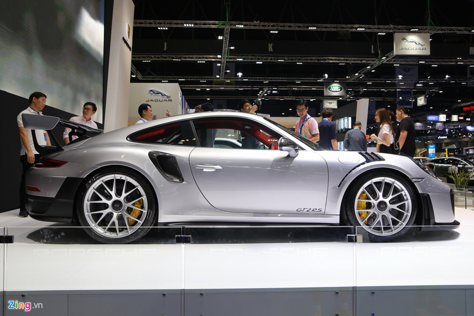 Để đạt được thành tích này, các kỹ sư của hãng siêu xe Porsche đã cải tiến 911 GT2 RS 2018 về hầu hết mọi khía cạnh, từ khung vỏ cho đến cơ cấu truyền động. Xe được cắt giảm trọng lượng một cách triệt để. Động cơ được kết hợp cùng hộp số ly hợp kép PDK 7 cấp nhằm tối ưu vận hành, không còn sử dụng hộp số sàn 6 cấp như thế hệ trước nữa.