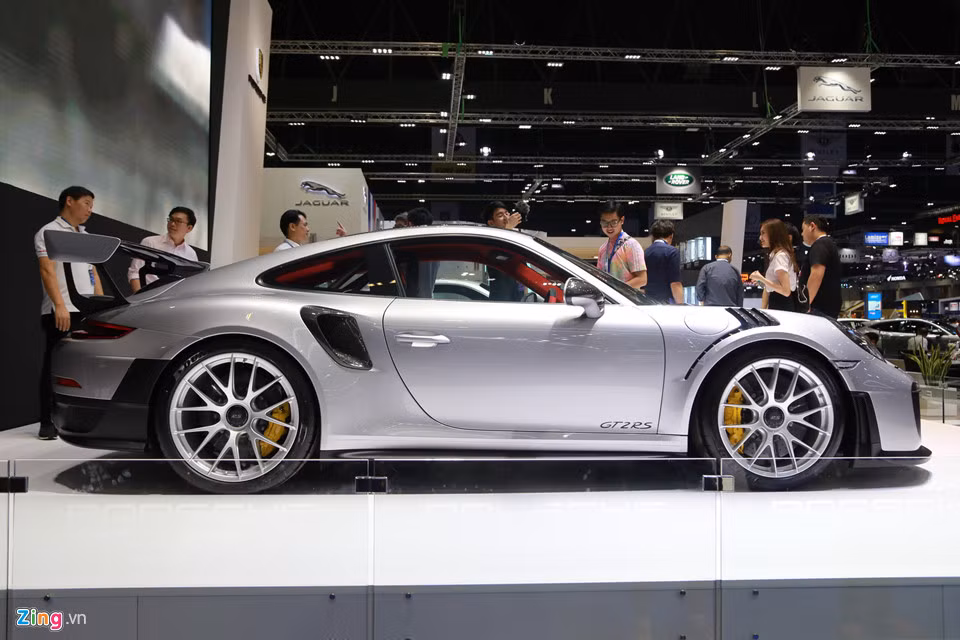 Để đạt được thành tích này, các kỹ sư của hãng siêu xe Porsche đã cải tiến 911 GT2 RS 2018 về hầu hết mọi khía cạnh, từ khung vỏ cho đến cơ cấu truyền động. Xe được cắt giảm trọng lượng một cách triệt để. Động cơ được kết hợp cùng hộp số ly hợp kép PDK 7 cấp nhằm tối ưu vận hành, không còn sử dụng hộp số sàn 6 cấp như thế hệ trước nữa.