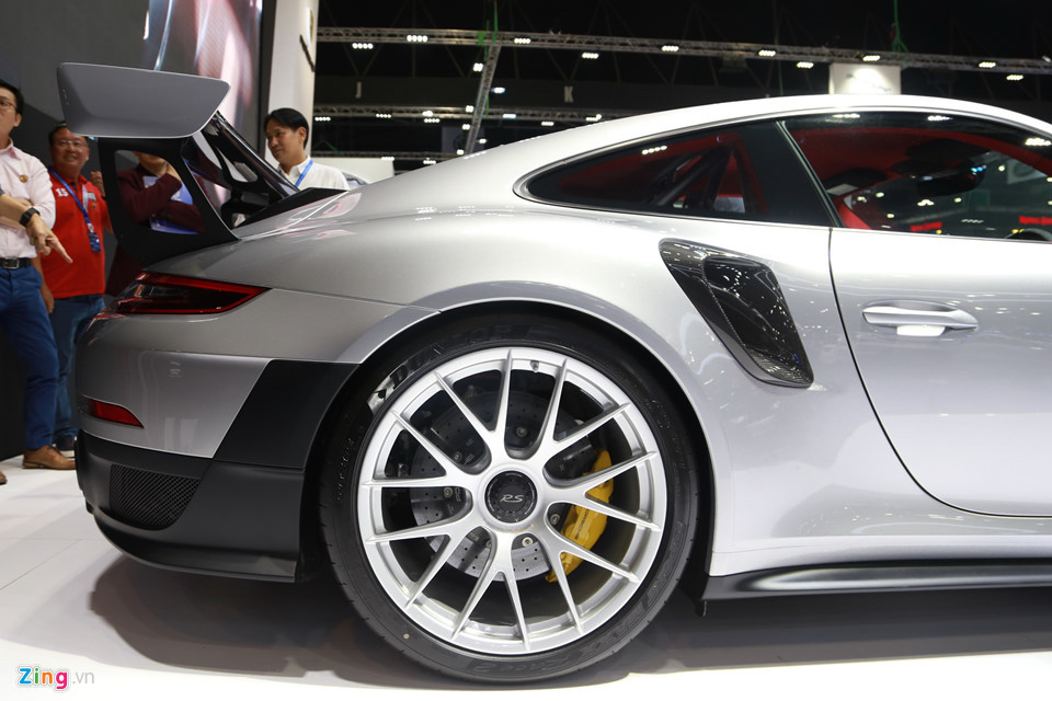 Hệ thống khung gầm xe được gia cố, hệ thống treo thể thao kết hợp với hệ thống lái trục sau cùng bộ lốp hiệu suất cao được tăng khả năng chịu nhiệt. Hệ thống kiểm soát độ ổn định Porsche Stability Management được tinh chỉnh đặc biệt với chế độ Sport nhằm tối ưu hóa cảm giác lái năng động. Bộ phanh gốm tổng hợp Porsche Ceramic Composite Brake là trang bị tiêu chuẩn.