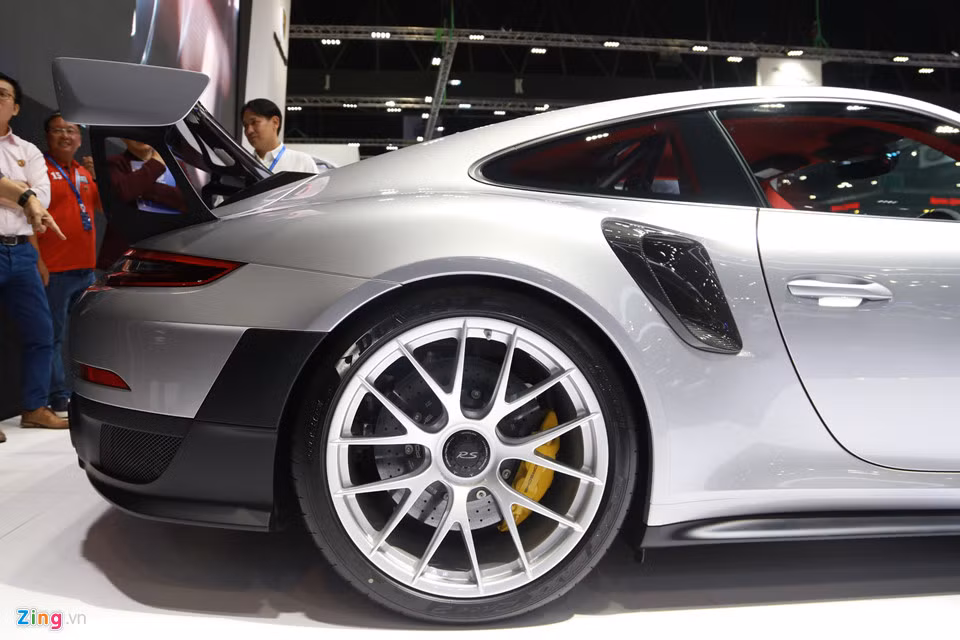 Hệ thống khung gầm xe được gia cố, hệ thống treo thể thao kết hợp với hệ thống lái trục sau cùng bộ lốp hiệu suất cao được tăng khả năng chịu nhiệt. Hệ thống kiểm soát độ ổn định Porsche Stability Management được tinh chỉnh đặc biệt với chế độ Sport nhằm tối ưu hóa cảm giác lái năng động. Bộ phanh gốm tổng hợp Porsche Ceramic Composite Brake là trang bị tiêu chuẩn.