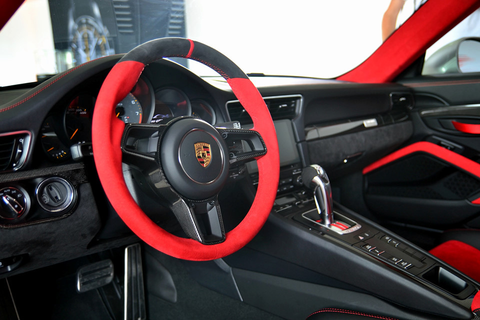 Bên trong nội thất, 911 GT2 RS 2018 nổi bật với ghế ngồi ôm sát thân và bọc da Alcantara màu đỏ. Phần lớn chi tiết trong khoang nội thất (kể cả lưng ghế) đều được làm bằng sợi carbon với tông màu đen. Vô-lăng kiểu thể thao với lẫy chuyển số cho phép thực hiện thao tác sang số nhanh chóng. Khung chống lật roll-cage là thành phần không thể thiếu.