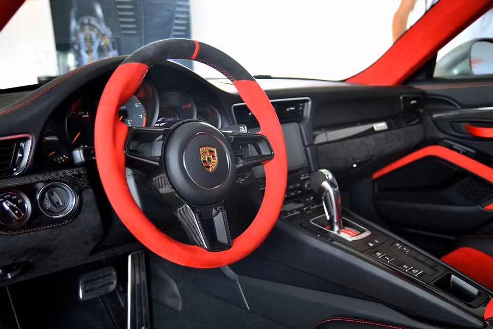 Bên trong nội thất, 911 GT2 RS 2018 nổi bật với ghế ngồi ôm sát thân và bọc da Alcantara màu đỏ. Phần lớn chi tiết trong khoang nội thất (kể cả lưng ghế) đều được làm bằng sợi carbon với tông màu đen. Vô-lăng kiểu thể thao với lẫy chuyển số cho phép thực hiện thao tác sang số nhanh chóng. Khung chống lật roll-cage là thành phần không thể thiếu.