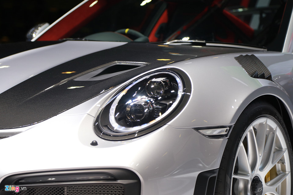 Ở thời điểm ra mắt, Porsche 911 GT2 RS 2018 đã được chốt giá khởi điểm từ 293.200 USD (khoảng 6,69 tỷ đồng), chưa tính gói phụ kiện Weissach có giá bán lẻ 31.000 USD (707 triệu đồng). Đây là gói trang bị góp phần gia tăng hiệu năng xe thông qua cắt giảm thêm 30 kg trọng lượng: thay phần ốp trần xe, thanh chống lật và các thanh nối ở hai trục sau bằng sợi carbon, trong khi bộ mâm chuyển sang loại làm bằng chất liệu ma-giê siêu nhẹ.