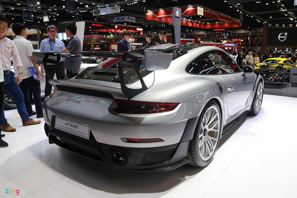 So với bản GT2 RS tiền nhiệm gần nhất (2011), 911 GT2 RS 2018 mạnh hơn 80 mã lực và 49 Nm mô-men xoắn. Ngay cả phiên bản 911 GT3 RS 2018 - giới hạn sử dụng trong các đường đua khép kín - mới được nâng cấp vào đầu tháng 2/2018 vừa qua cũng không thể so sánh được khi động cơ dung tích 4.0L hút khí tự nhiên của nó chỉ đạt công suất 520 mã lực cùng mô-men xoắn cực đại 470 Nm.