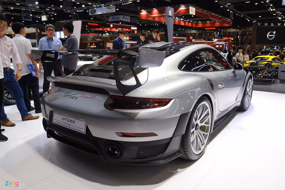 So với bản GT2 RS tiền nhiệm gần nhất (2011), 911 GT2 RS 2018 mạnh hơn 80 mã lực và 49 Nm mô-men xoắn. Ngay cả phiên bản 911 GT3 RS 2018 - giới hạn sử dụng trong các đường đua khép kín - mới được nâng cấp vào đầu tháng 2/2018 vừa qua cũng không thể so sánh được khi động cơ dung tích 4.0L hút khí tự nhiên của nó chỉ đạt công suất 520 mã lực cùng mô-men xoắn cực đại 470 Nm.