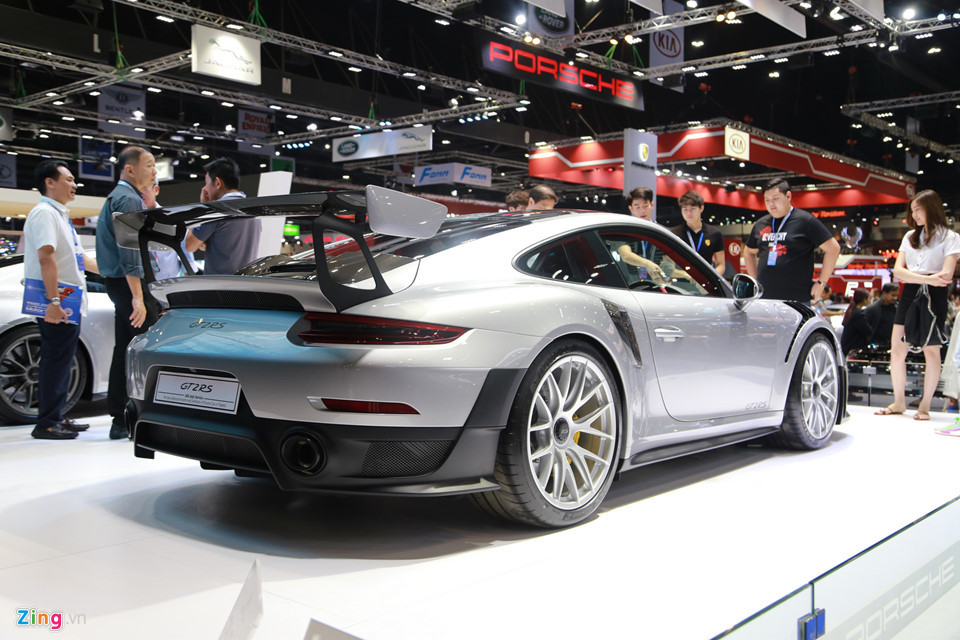 911 GT2 RS 2018 vẫn được trang bị động cơ 6 xy-lanh thẳng hàng với dung tích 3.8L, tương tự 911 Turbo S thế hệ mới, nhưng có khả năng sản sinh công suất tối đa lên đến 700 mã lực và mô-men xoắn cực đại 749 Nm. Bộ tăng áp kép nay được bổ sung thêm cơ chế tản nhiệt thông minh, mang đến hiệu quả giảm nhiệt độ luồng khí nén ở ngay trước kỳ đốt, qua đó góp phần tăng thêm sức mạnh.