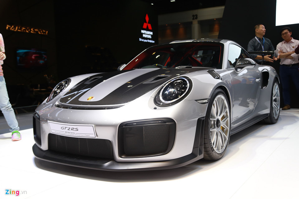 Ở Việt Nam, nhà phân phối chính hãng cũng từng công bố giá bán của Porsche 911 GT2 RS 2018 lên đến 19,1 tỷ đồng - cao gấp 3 lần so với bản 911 tiêu chuẩn giá thấp nhất hiện nay (911 Carrera giá 6,18 tỷ đồng).