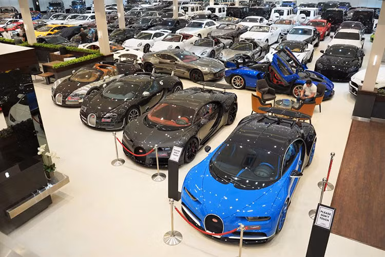 Mới đây, những hình ảnh về chiếc siêu xe Ferrari LaFerrari nằm trong xe chuyên dụng được 1 người chuyên nhập khẩu siêu xe hypercar và megacar cho đại gia Hoàng Kim Khánh hay 1 doanh nhân trong lĩnh vực ngành tiêu dùng đã thu hút sự quan tâm của giới mê siêu xe tại Việt Nam.