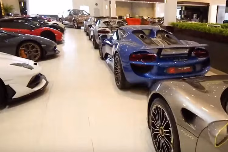 Các showroom siêu xe ở Dubai ước tính có trên 100 xe hypercar, megacar, cả những xe "4 không" như Ferrari Monza hay McLaren Elva. Ngoài ra, mức thuế xe của Dubai dễ làm cũng như lý lịch bán xe cho người Việt khá nhiều nên đa phần, các đơn vị nhập xe đều chọn nơi đây như là 1 thiên đường mua sắm siêu xe.