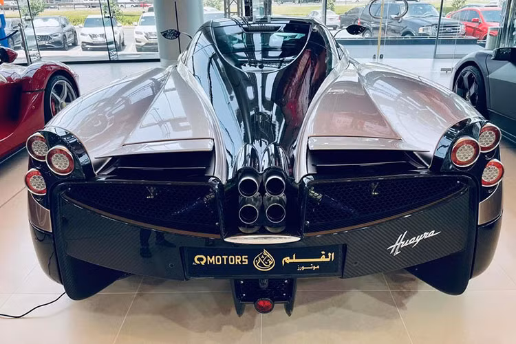 Số lượng xe Pagani Huayra được trưng bày ở các showroom Dubai ước tính trên 5 xe. Minh Nhựa cũng từng bay sang Dubai để rước Pagani Huayra về Việt Nam.