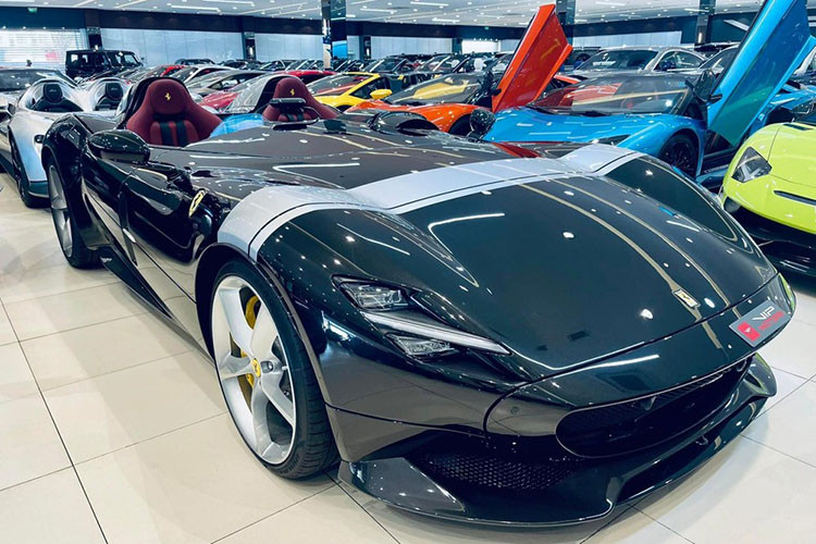 Ferrari Monza SP2 là mẫu xe Ferrari rất độc đáo khi không có mui, không kính chắn gió và tất nhiên việc nhập xe thẳng về Việt Nam là không thể.