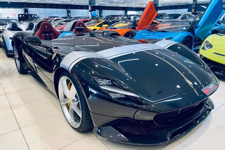 Ferrari Monza SP2 là mẫu xe Ferrari rất độc đáo khi không có mui, không kính chắn gió và tất nhiên việc nhập xe thẳng về Việt Nam là không thể.